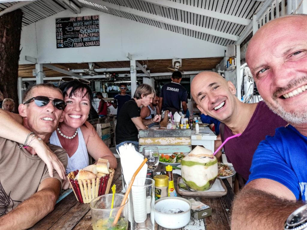 Christophe, Instant Lydie, Bernie et Eric au restaurant de plage la Baobab a Lamai Beach, Koh Samui.
