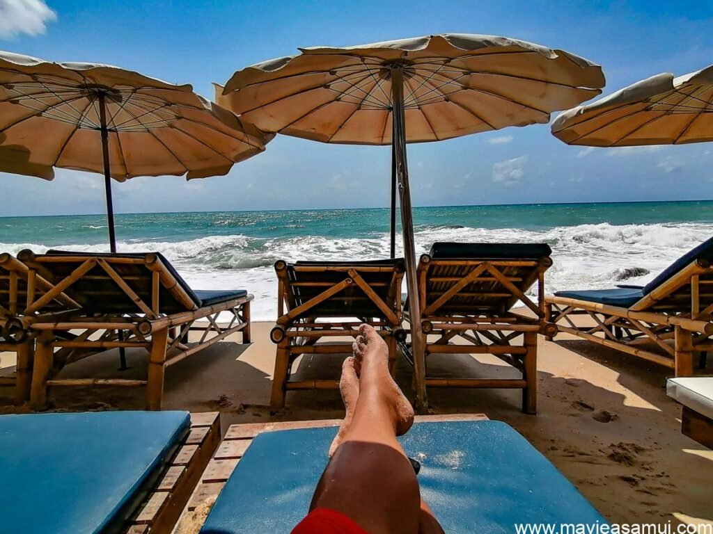 Vue des transats au Restaurant de plage le Baobab a Lamai Beach