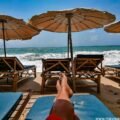 Vue des transats au Restaurant de plage le Baobab a Lamai Beach