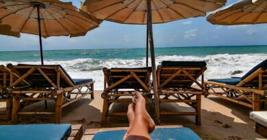 Vue des transats au Restaurant de plage le Baobab a Lamai Beach