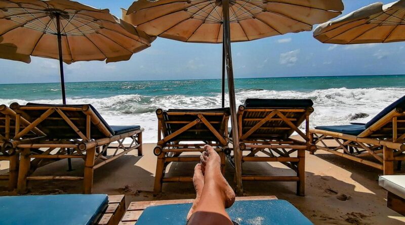 Vue des transats au Restaurant de plage le Baobab a Lamai Beach