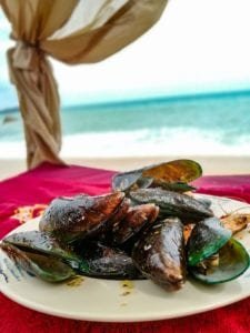Moules a la provençale (brasucade) sur la plage de Lamai Beach, La Bohemia
