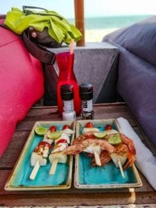 Brochettes de poulet et crevettes sur la plage de Lamai Beach, La Bohemia