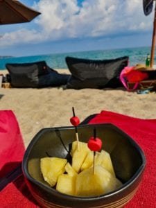 Ananas frais sur la plage de Lamai beach, La Bohemia