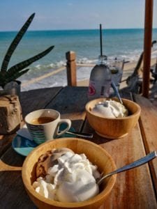 Glaces artisanales en terrasse sur la plage de Lamai beach