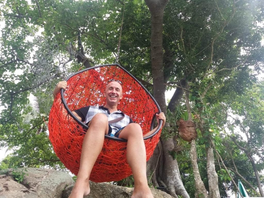 Bernie dans siège œuf suspendu. Heart Shape Mountain à Koh Samui.