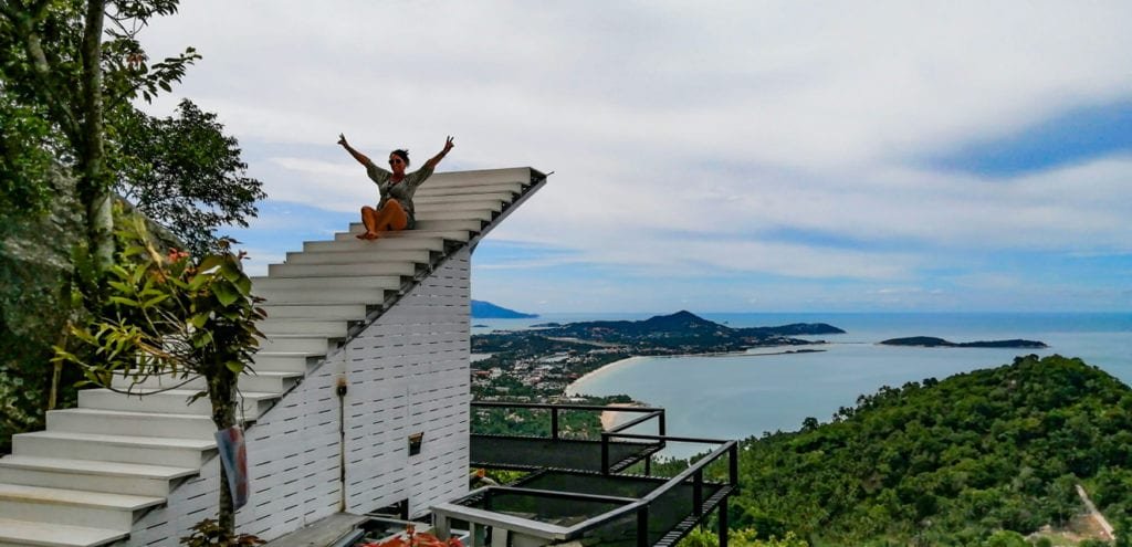 Instant Lydie sur les escaliers du Heart Shape Mountain Seaview à Koh Samui.
