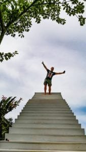 Eric sur les escaliers du Heart Shape Mountain Seaview à Koh Samui.