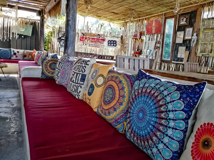 Canapé décoré La Bohemia Beach Lounge a Lamai Beach.