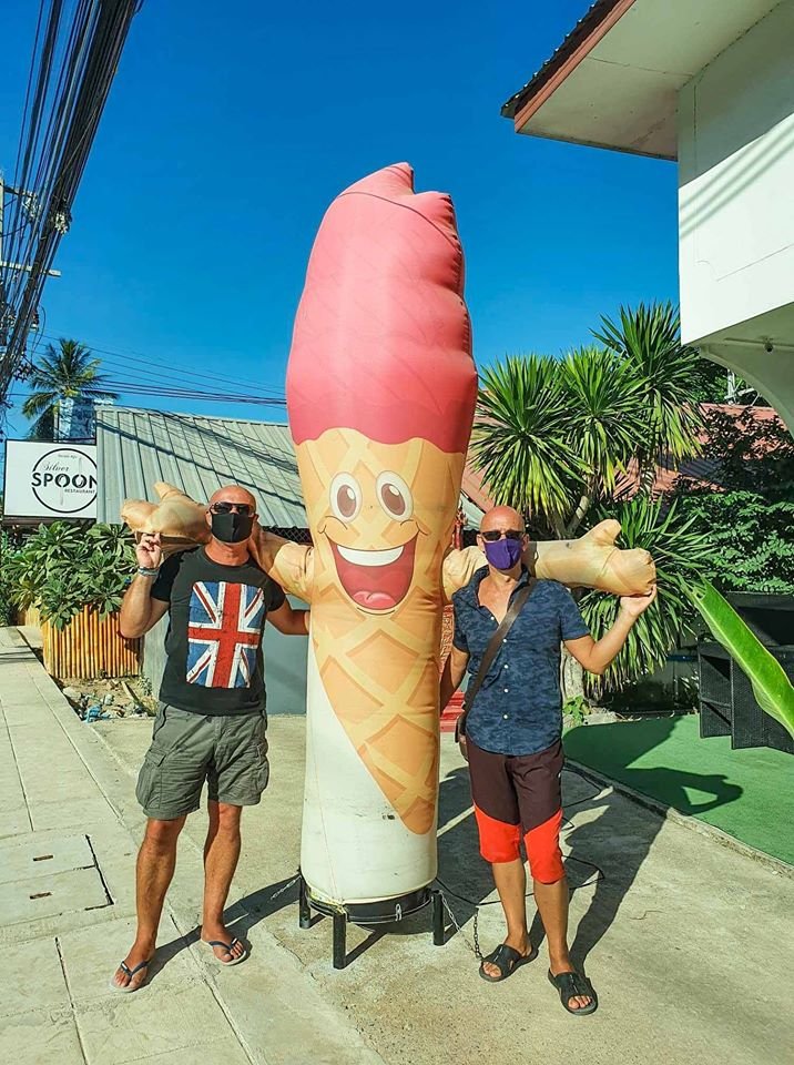 Mascotte gonflable des glaces Rossini a Lamai sur l’île de Koh Samui.
