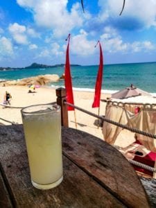 Aperitif en terrasse sur la plage a Lamai beach