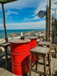 Table décoration en fut de métal a Lamai Beach