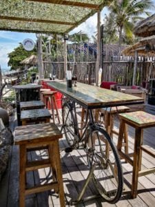 Table décoration avec un vélo a Lamai beach