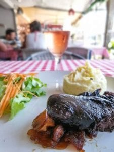 Boudin noir, pommes caramélisées et purée au restaurant la Cantine a Lamai.