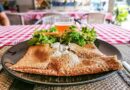 Galette de sarrasin, saucisse maison, Bleu d'auvergne et cidre normand brut. Restaurant la Cantine a Lamai (Koh Samui)