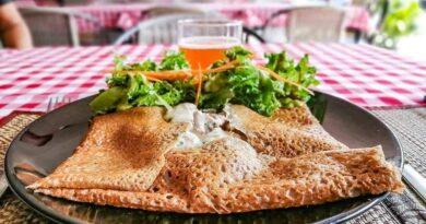 Galette de sarrasin, saucisse maison, Bleu d'auvergne et cidre normand brut. Restaurant la Cantine a Lamai (Koh Samui)