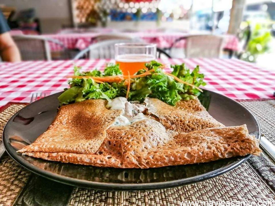 Galette de sarrasin, saucisse maison, Bleu d'auvergne et cidre normand brut. Restaurant la Cantine a Lamai (Koh Samui)