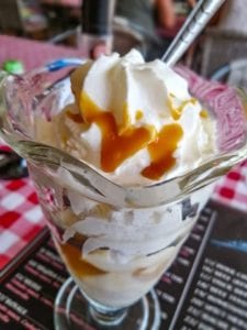 Glaces avec chantilly