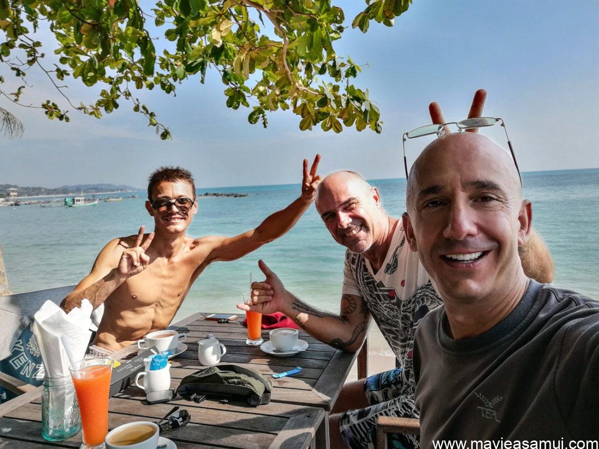 Bernie, Philippe et Nicolas au petit déjeuner après le cours de yoga.