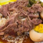 Khao Kha Mu - Porc fondant avec riz, œuf et laitue mariné