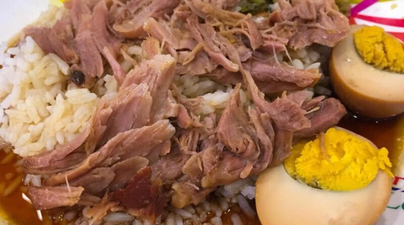 Khao Kha Mu - Porc fondant avec riz, œuf et laitue mariné