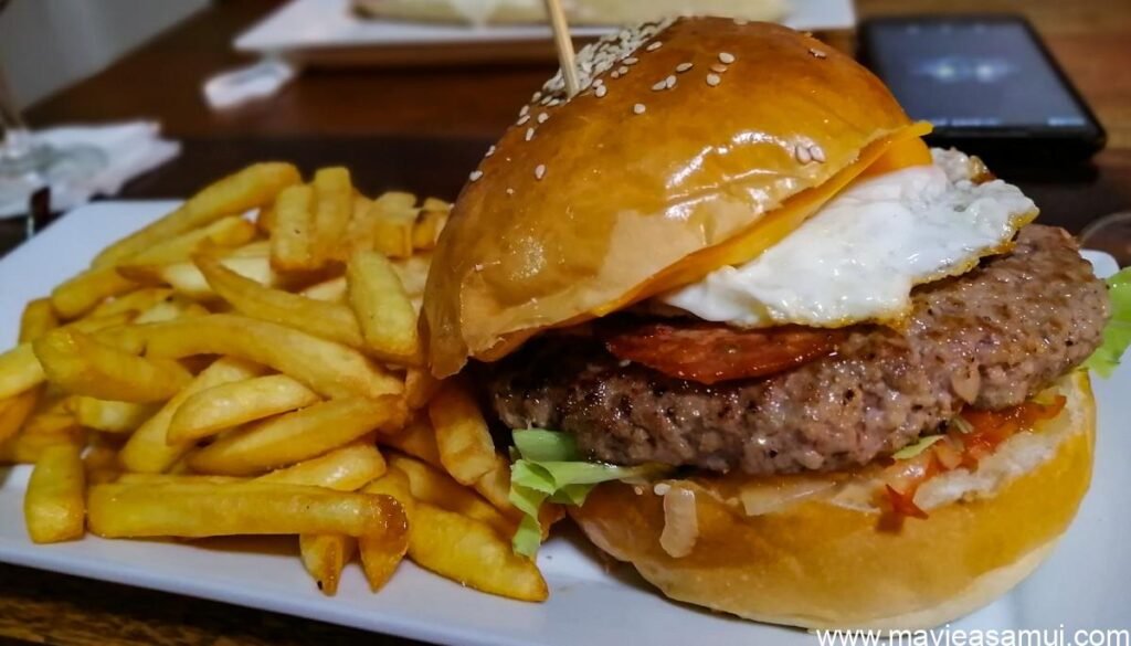 Big Burger Boeuf, oeuf, cheddar, oignon du Petit Malouin a Lamai.