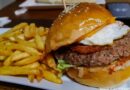 Big Burger Boeuf, oeuf, cheddar, oignon du Petit Malouin a Lamai.