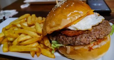 Big Burger Boeuf, oeuf, cheddar, oignon du Petit Malouin a Lamai.