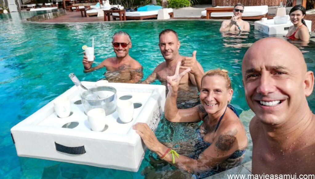 Bar flottant avec des amis dans la piscine du Nikki Beach à Koh Samui