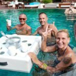 Bar flottant avec des amis dans la piscine du Nikki Beach à Koh Samui