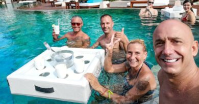 Bar flottant avec des amis dans la piscine du Nikki Beach à Koh Samui