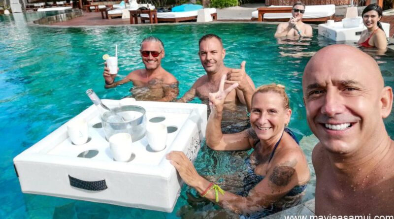 Bar flottant avec des amis dans la piscine du Nikki Beach à Koh Samui
