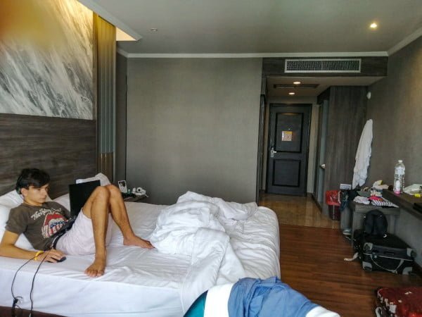 Adolescent dans sa chambre - Covid-19 quarantaine hôtel Bangkok