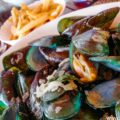 Moules Frites avec des frites fraiches belges au restaurant le New French Kiss a Koh Samui