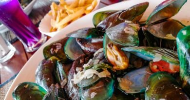 Moules Frites avec des frites fraiches belges au restaurant le New French Kiss a Koh Samui
