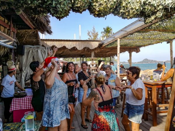Femmes dansant sur la terrasse en bord de mer de la Bohemia Beach Lounge