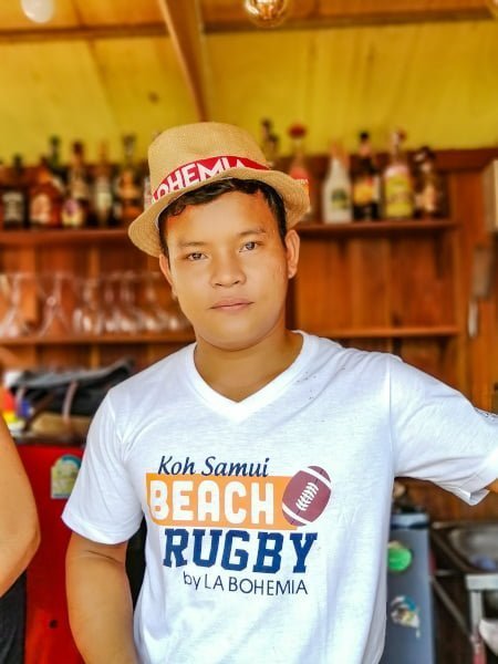 Barman avec son chapeau de la journée Bodega a La Bohemia a Koh Samui
