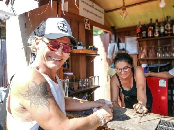 Jo et Christelle a la caisse de La Bohemia Beach Lounge, journée Bodega