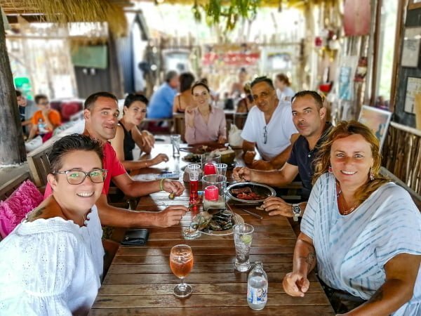 Table de clients déjeunant a La Bohemia Beach, journée Bodega, Koh Samui