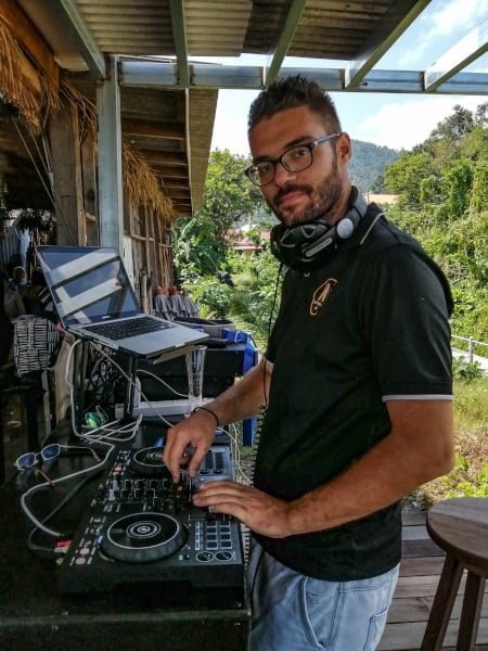 DJ Gianni au mix de la journée Bodega a La Bohemia sur Lamai Beach a Koh Saamui