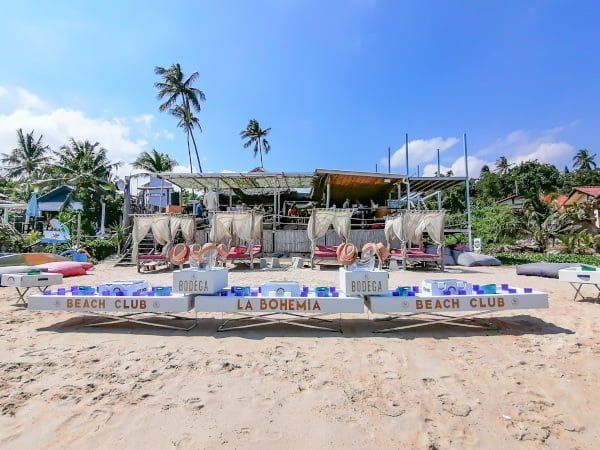 Bar flottant géant pour Beach Club La Bohemia sur Lamai Beach a Koh Samui