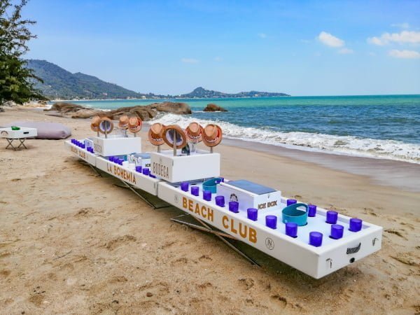 Le Bar flottant 60 personnes sur Lamai beach a Koh Samui, devant La Bohemia Beach