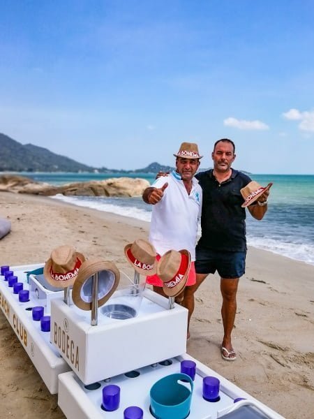 Journée Bodega. Christophe Thiollet et Fabrice Puddu sur la plage de Lamai Beach devant le plus grand bar flottant de Thailande