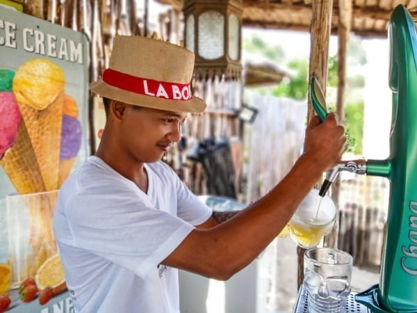 Barman thaïlandais tirant une biere pression au bar de la Bohemia Beach Lounge sur Lamai beach a Koh Samui