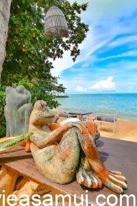 Statues de grenouilles regardant la mer au Café de Cool nomme également The Vibe et aussi Relax Samui dans le nord de l’île de Koh Samui a Ban Tai.