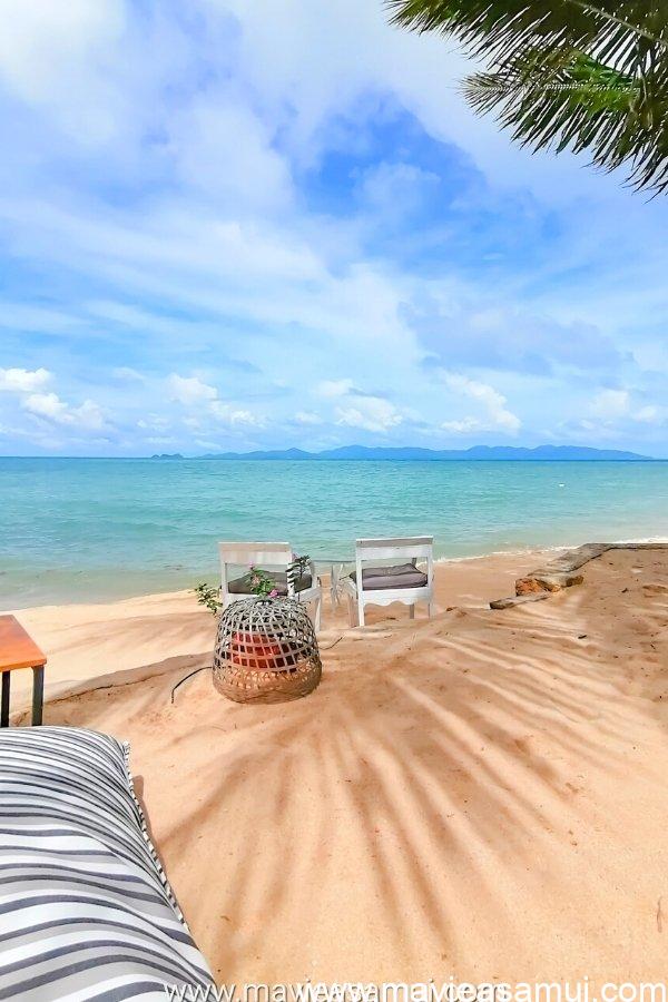 Terrasse sur la plage au Café de Cool nomme également The Vibe et aussi Relax Samui dans le nord de l’île de Koh Samui a Ban Tai.