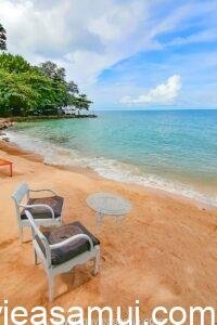 Terrasse sur la plage au Café de Cool nomme également The Vibe et aussi Relax Samui dans le nord de l’île de Koh Samui a Ban Tai.
