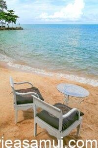 Terrasse sur la plage au Café de Cool nomme également The Vibe et aussi Relax Samui dans le nord de l’île de Koh Samui a Ban Tai.