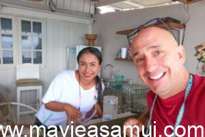 Barmaid au Café de Cool, Café déco, Plage de Ban Tai, Macramé en décoration sur la plage, Cocotier avec noix de coco sur la plage de Ban Thai, Plage de sable, Thai Food, Pad Thai sea Food, Cafe de Cool nomme egalement The Vibe et aussi Relax Samui dans le nord de l'ile de Koh Samui a Ban Tai.