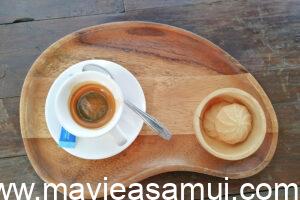 Café expresso au Café de Cool, Café déco, Plage de Ban Tai, Macramé en décoration sur la plage, Cocotier avec noix de coco sur la plage de Ban Thai, Plage de sable, Thai Food, Pad Thai sea Food, Cafe de Cool nomme egalement The Vibe et aussi Relax Samui dans le nord de l'ile de Koh Samui a Ban Tai.